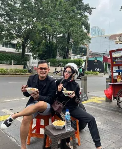 momen Juragan 99 makan di pinggir jalan © berbagai sumber momen Juragan 99 makan di pinggir jalan © berbagai sumber