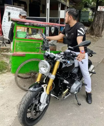 momen Juragan 99 makan di pinggir jalan © berbagai sumber momen Juragan 99 makan di pinggir jalan © berbagai sumber