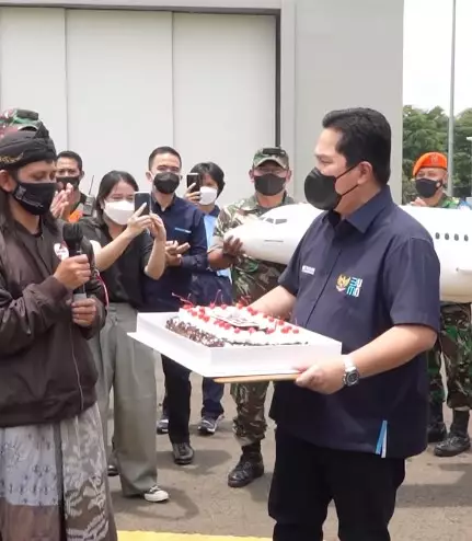 Erick Thohir bertemu pembuat miniatur pesawat © Instagram