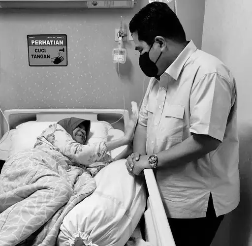 Potret Dorce Gamalama bareng publik figur © berbagai sumber Potret Dorce Gamalama bareng publik figur © berbagai sumber