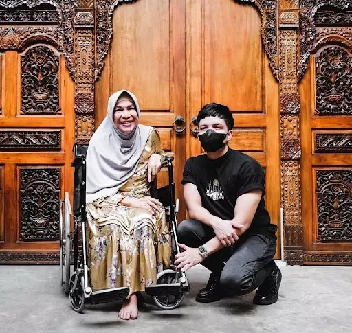 Potret Dorce Gamalama bareng publik figur © berbagai sumber Potret Dorce Gamalama bareng publik figur © berbagai sumber