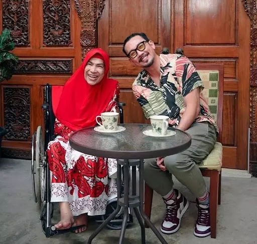 Potret Dorce Gamalama bareng publik figur © berbagai sumber Potret Dorce Gamalama bareng publik figur © berbagai sumber