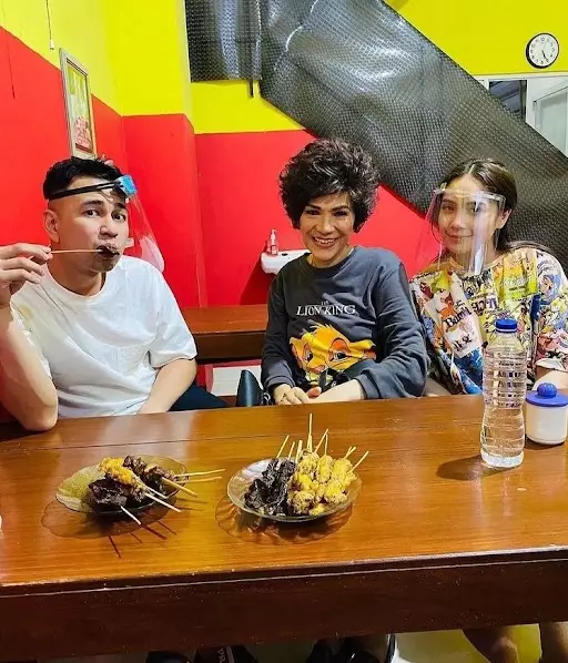 Potret Dorce Gamalama bareng publik figur © berbagai sumber Potret Dorce Gamalama bareng publik figur © berbagai sumber