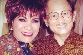 Potret lawas Dorce Gamalama bareng Presiden Indonesia © Instagram Potret lawas Dorce Gamalama bareng Presiden Indonesia © Instagram