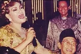 Potret lawas Dorce Gamalama bareng Presiden Indonesia © Instagram Potret lawas Dorce Gamalama bareng Presiden Indonesia © Instagram
