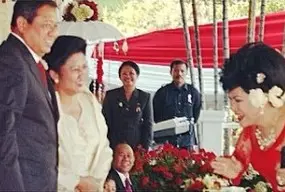 Potret lawas Dorce Gamalama bareng Presiden Indonesia © Instagram Potret lawas Dorce Gamalama bareng Presiden Indonesia © Instagram