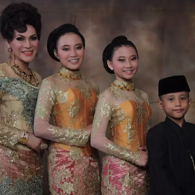 dorce gamalama bareng anak angkatnya © instagram