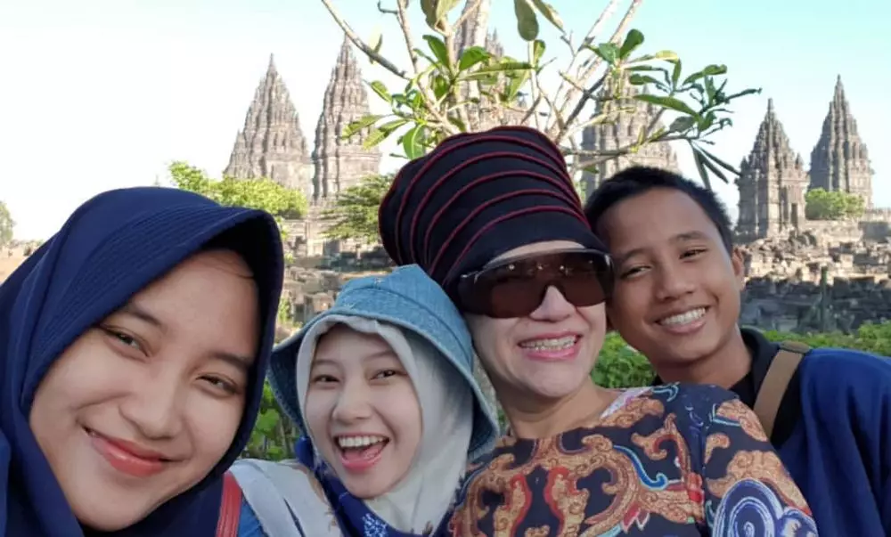 dorce gamalama bareng anak angkatnya © instagram