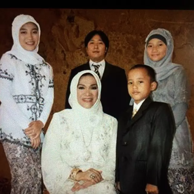 dorce gamalama bareng anak angkatnya © instagram