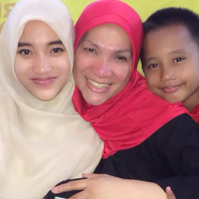 dorce gamalama bareng anak angkatnya © instagram