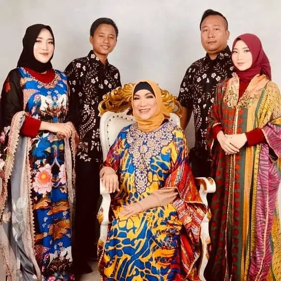 dorce gamalama bareng anak angkatnya © instagram