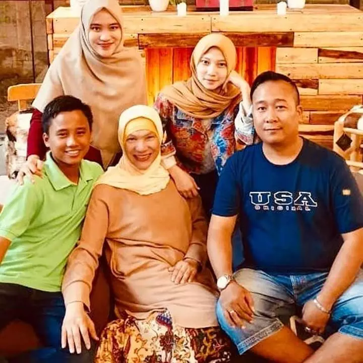 dorce gamalama bareng anak angkatnya © instagram