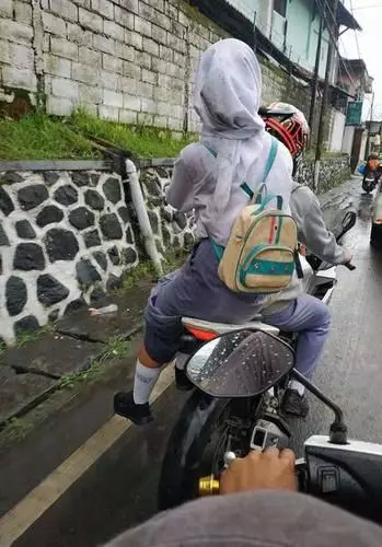 momen lucu anak sekolah boncengan © Instagram momen lucu anak sekolah boncengan © Instagram