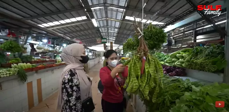 Momen Nathalie Holscher belanja di pasar YouTube