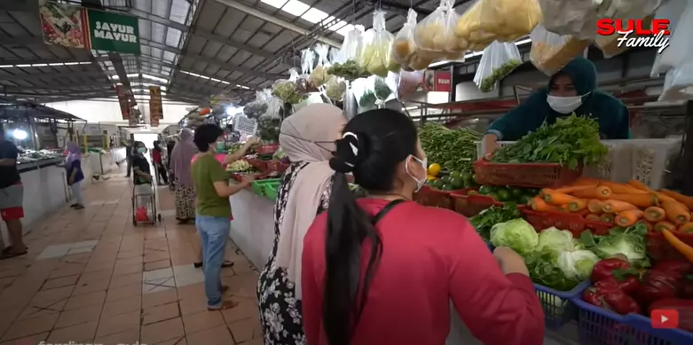 Momen Nathalie Holscher belanja di pasar YouTube