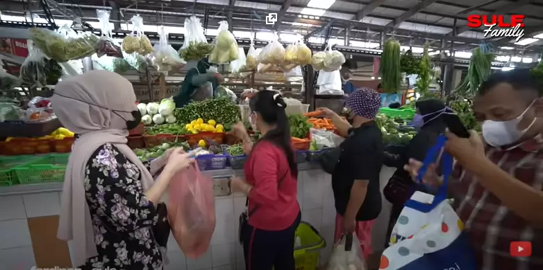 Momen Nathalie Holscher belanja di pasar YouTube