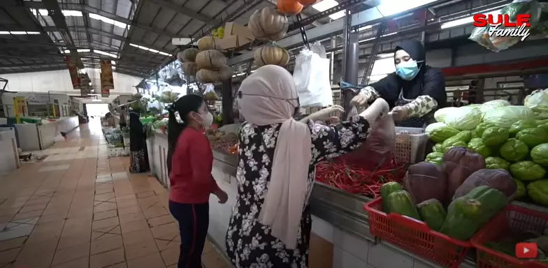 Momen Nathalie Holscher belanja di pasar YouTube