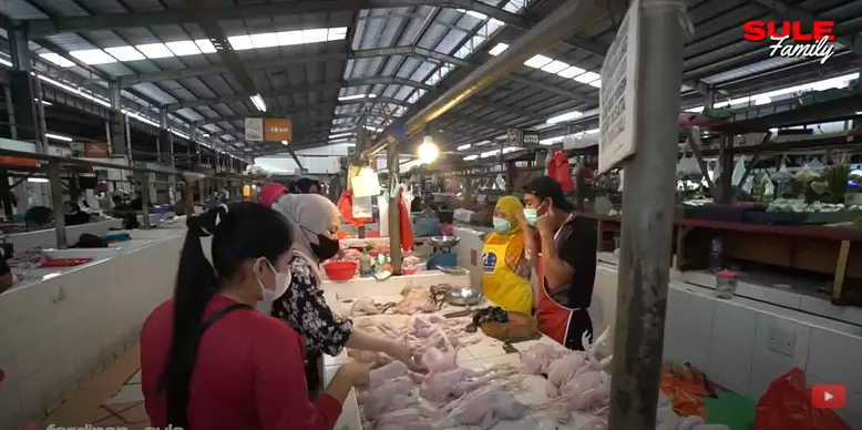 Momen Nathalie Holscher belanja di pasar YouTube