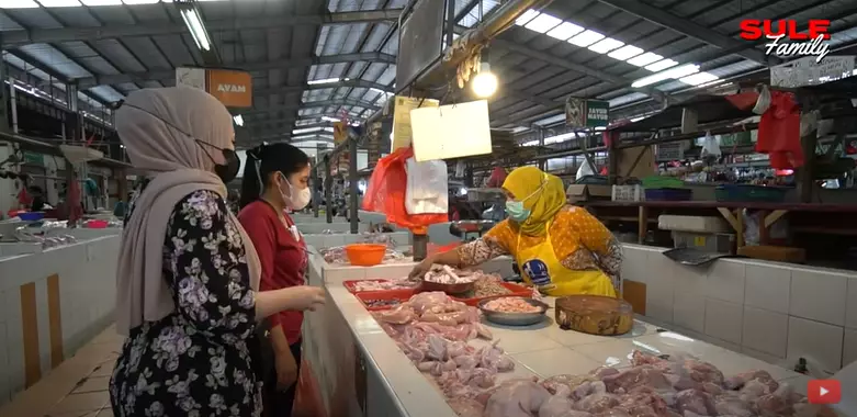 Momen Nathalie Holscher belanja di pasar YouTube