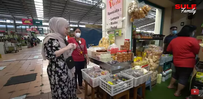 Momen Nathalie Holscher belanja di pasar YouTube