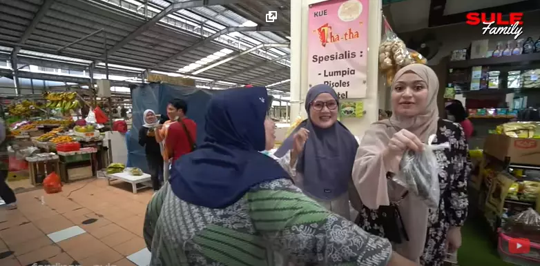 Momen Nathalie Holscher belanja di pasar YouTube