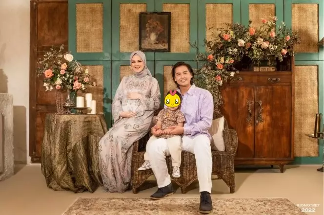 gaya maternity shoot Cut Meyriska dan suami © berbagai sumber