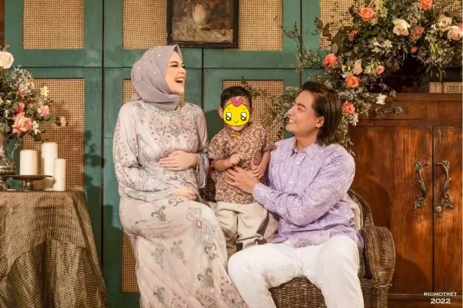 gaya maternity shoot Cut Meyriska dan suami © berbagai sumber