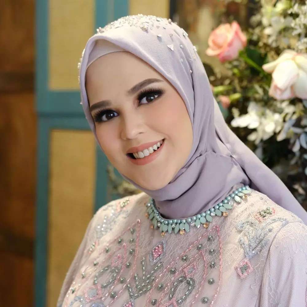 gaya maternity shoot Cut Meyriska dan suami © berbagai sumber