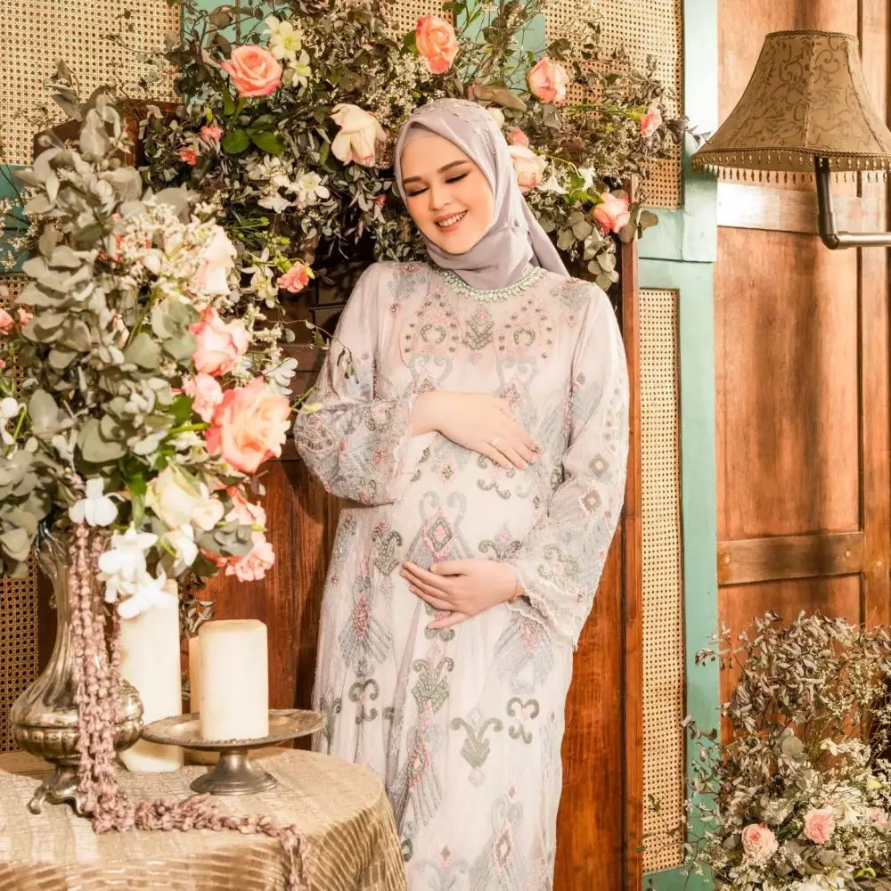 gaya maternity shoot Cut Meyriska dan suami © berbagai sumber