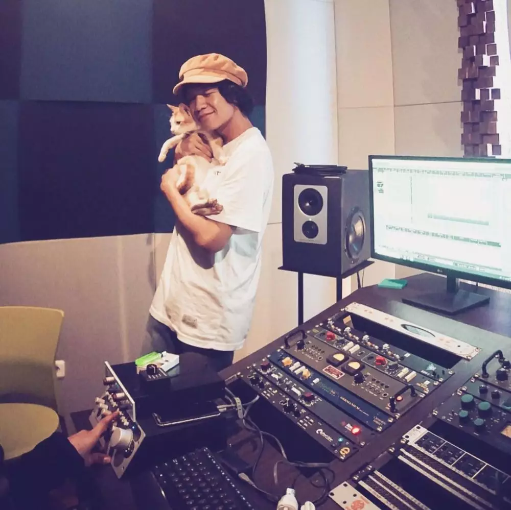 Potret terbaru Raka Cyril Damar gitaris Vierra Instagram