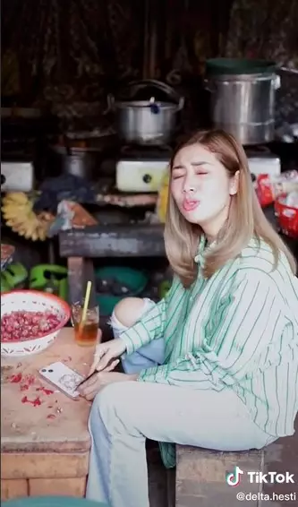 Momen Delta Hesti mengupas bawang © TikTok