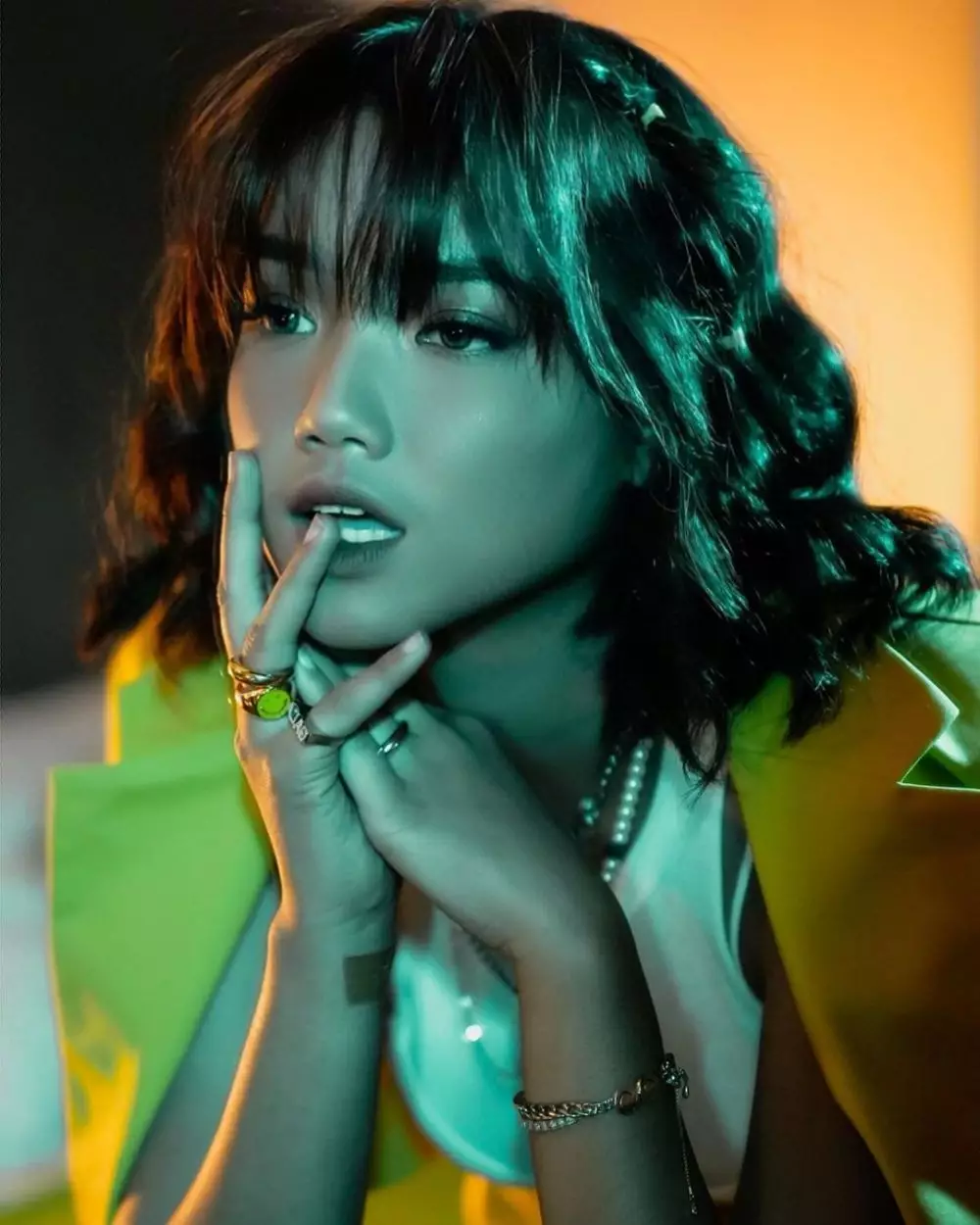 Gaya Fuji saat menjalani pemotretan terbaru © Instagram