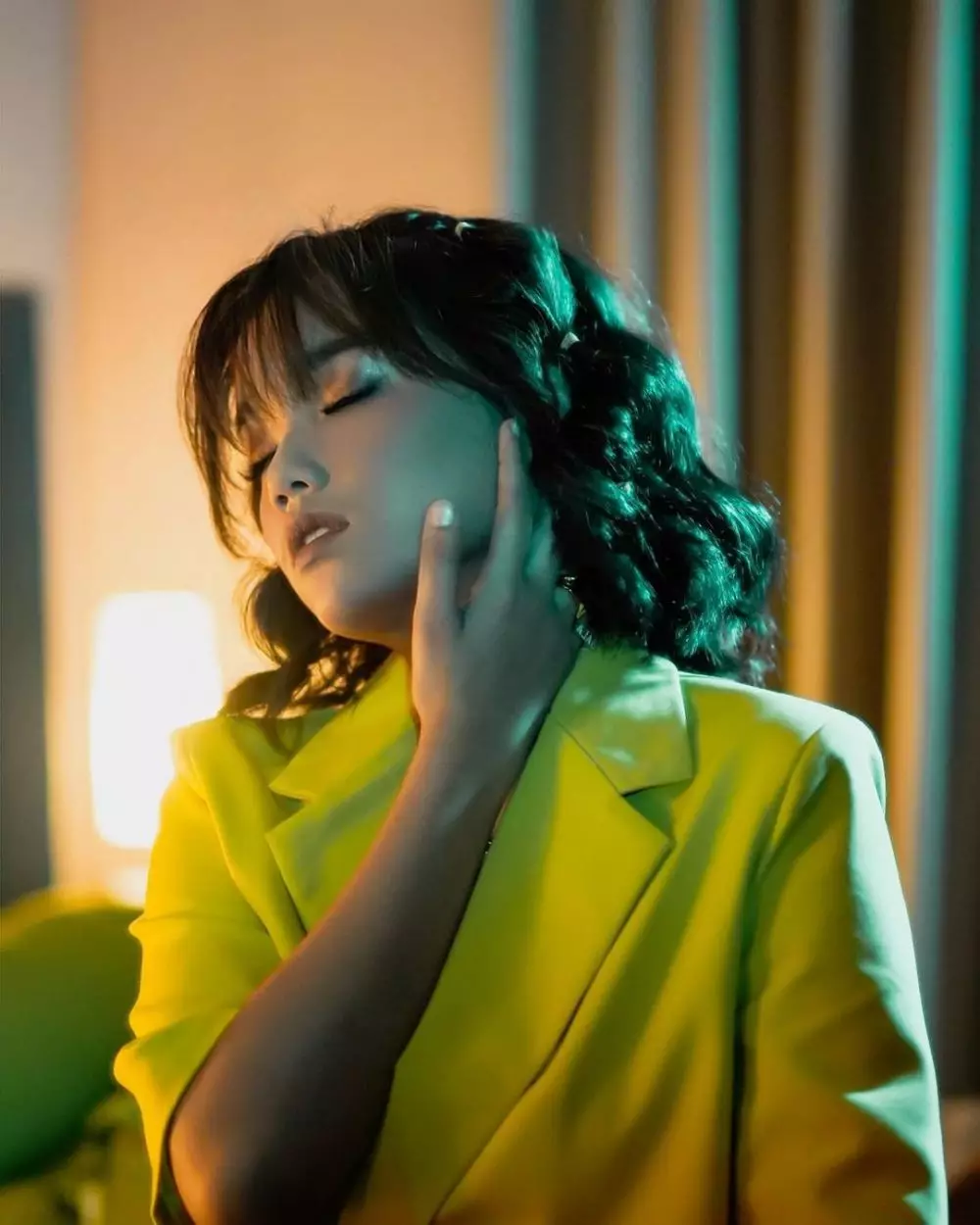 Gaya Fuji saat menjalani pemotretan terbaru © Instagram