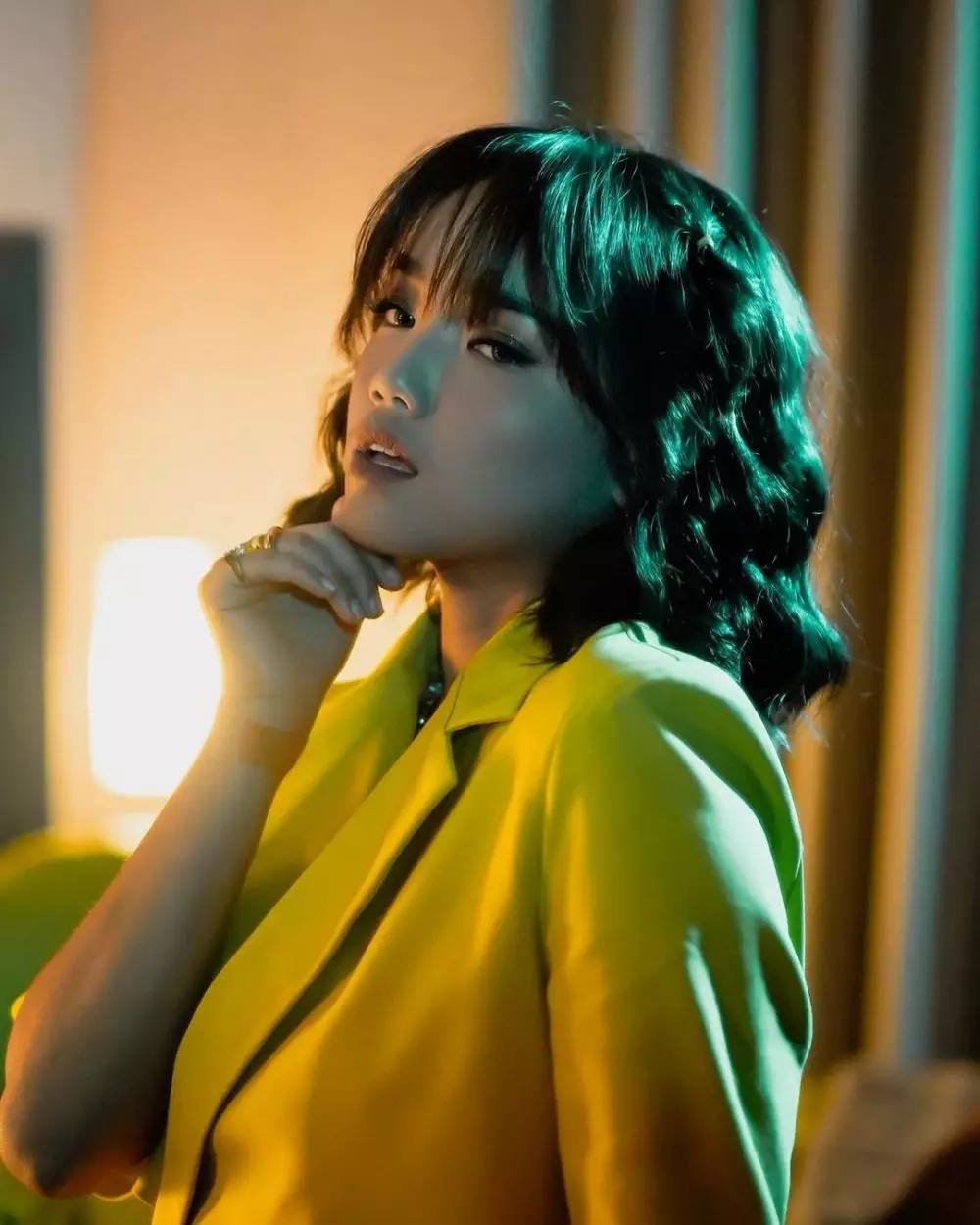 Gaya Fuji saat menjalani pemotretan terbaru © Instagram