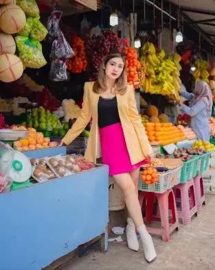 Gaya foto Delta Hesti di tempat nyentrik © Instagram