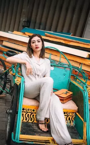 Gaya foto Delta Hesti di tempat nyentrik © Instagram