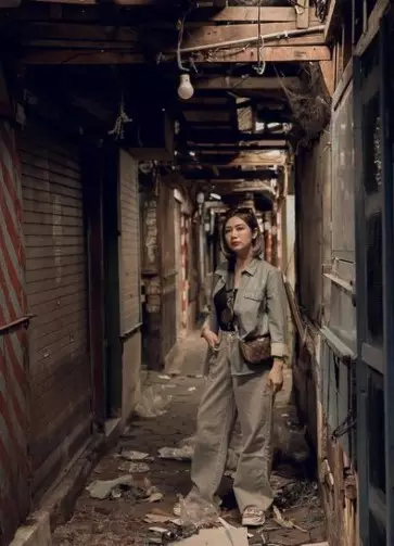 Gaya foto Delta Hesti di tempat nyentrik © Instagram