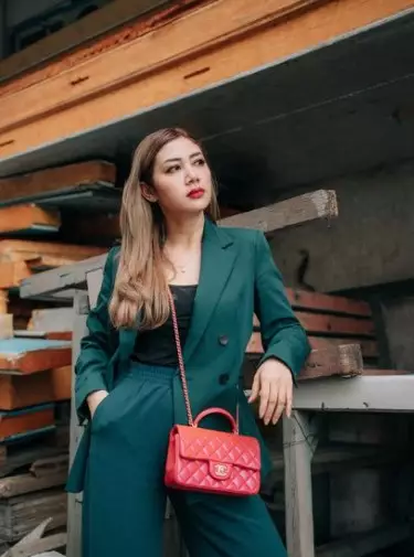 Gaya foto Delta Hesti di tempat nyentrik © Instagram