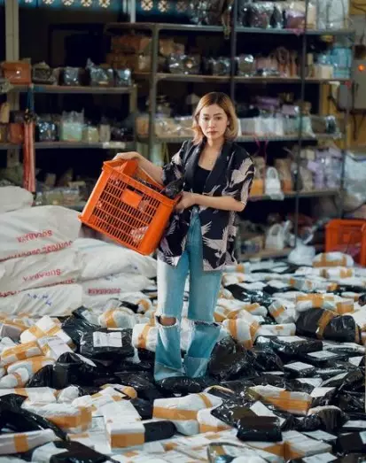 Gaya foto Delta Hesti di tempat nyentrik © Instagram