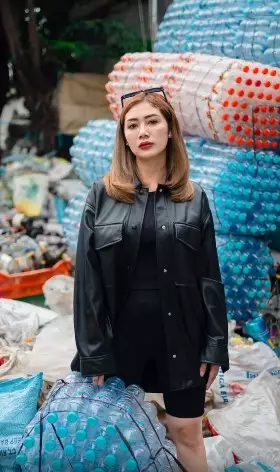 Gaya foto Delta Hesti di tempat nyentrik © Instagram