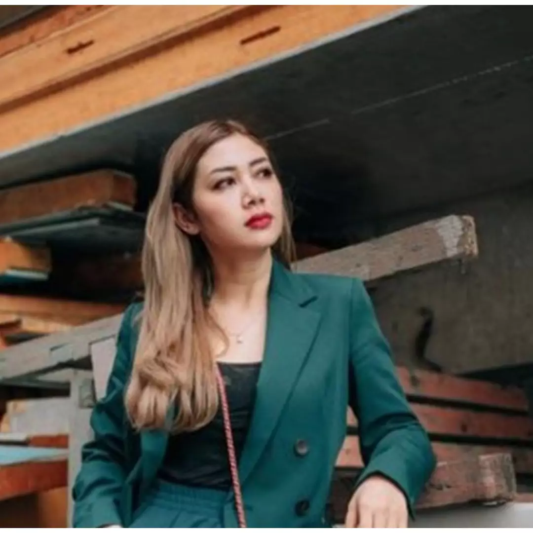 9 Potret Delta Hesti di tempat nyentrik, gerobak sampah hingga gudang