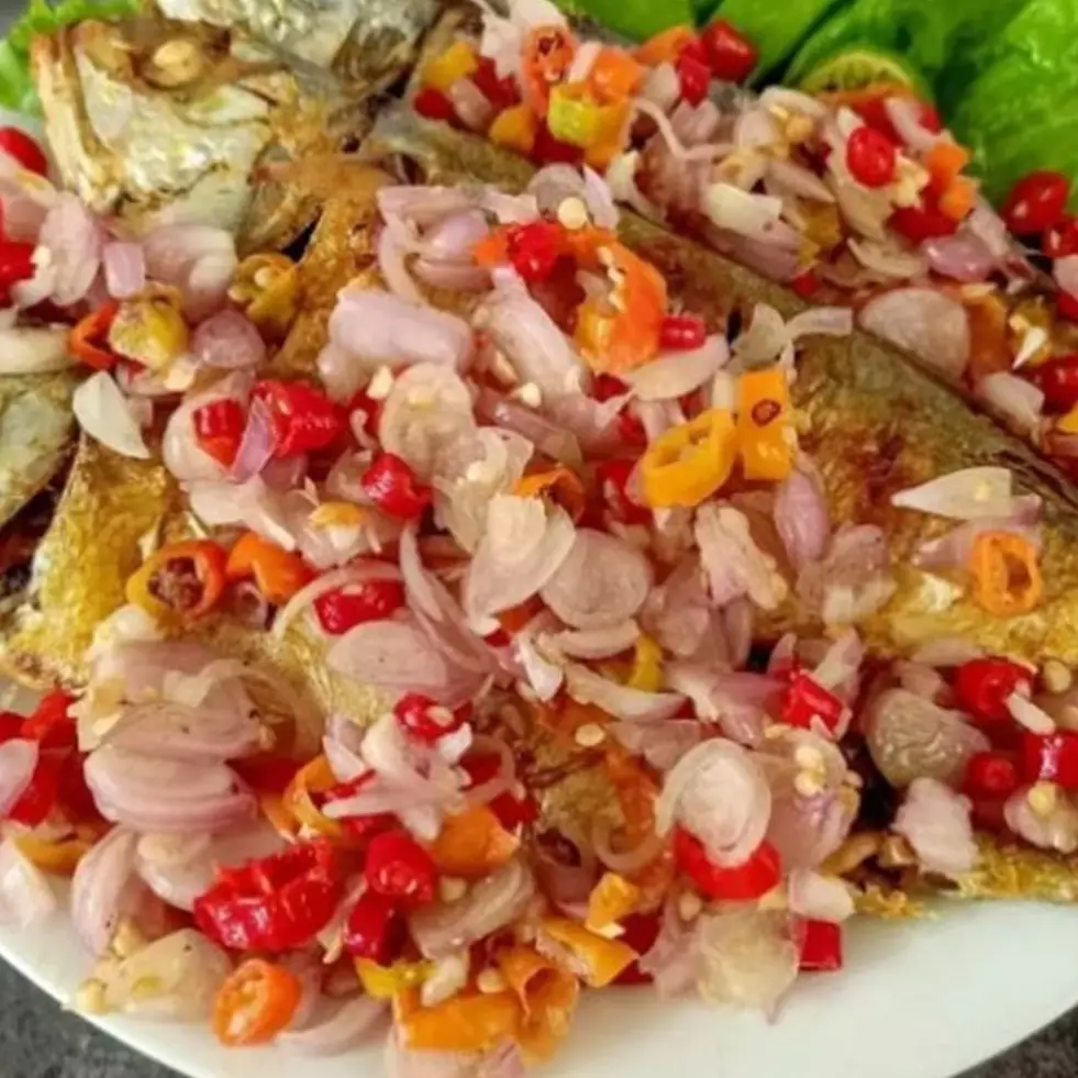 11 Resep ikan sambal matah ala rumahan, enak dan pedasnya nendang