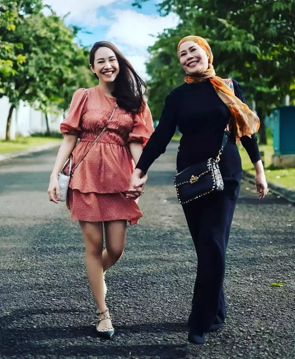 kebersamaan dewi yull bareng menantu © instagram kebersamaan dewi yull bareng menantu © instagram