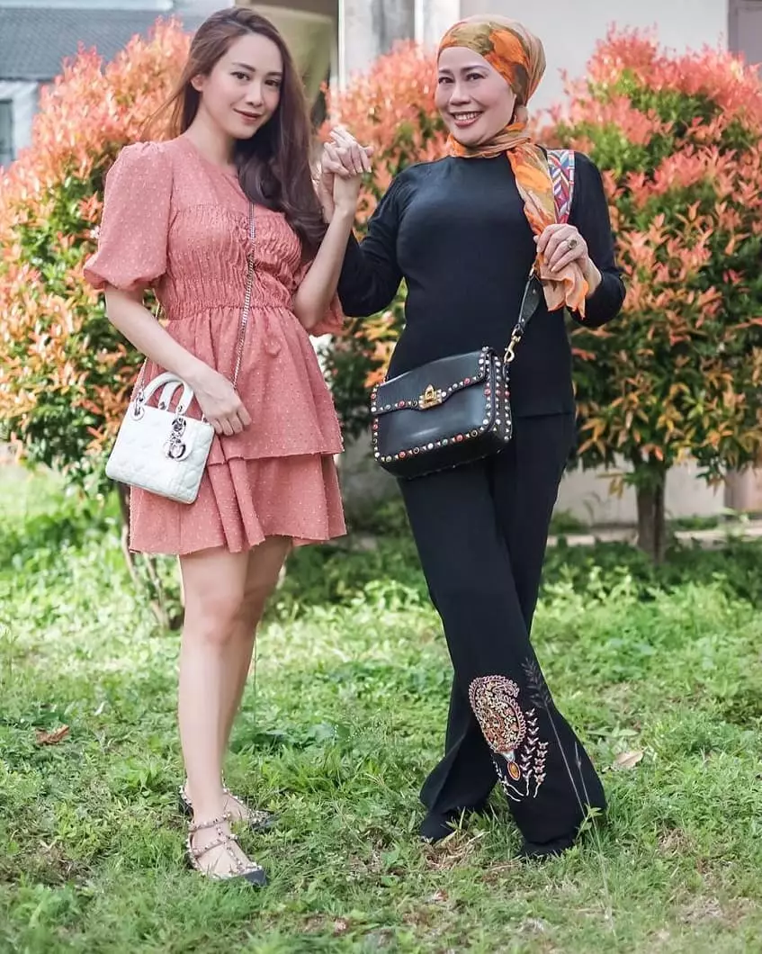 kebersamaan dewi yull bareng menantu © instagram kebersamaan dewi yull bareng menantu © instagram