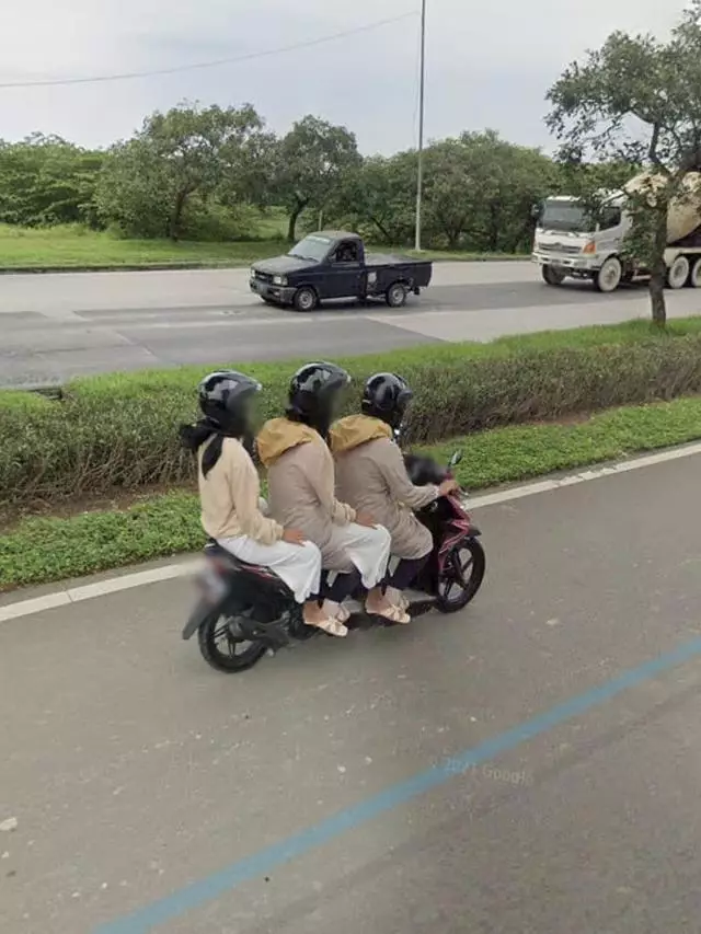 emak-emak ngebug © berbagai sumber