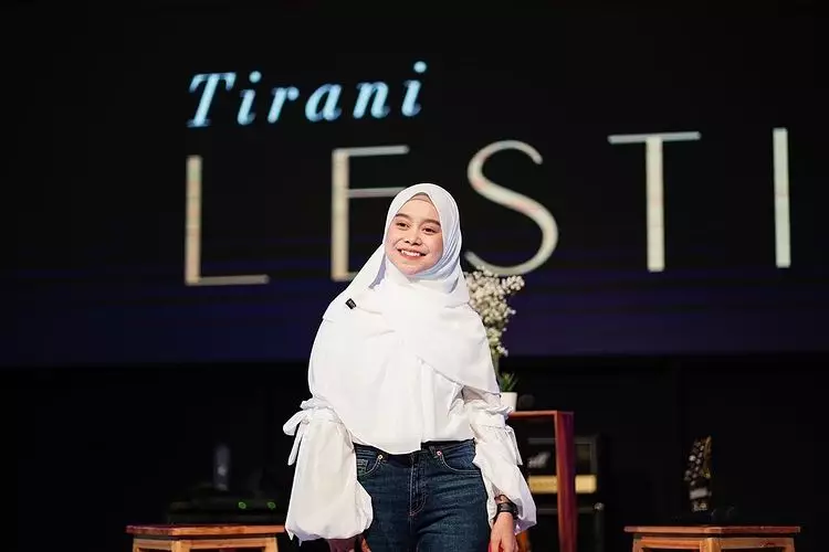 gaya Lesty Kejora saat manggung © berbagai sumber