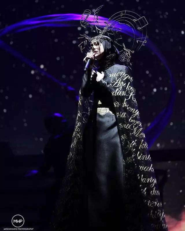 gaya Lesty Kejora saat manggung © berbagai sumber