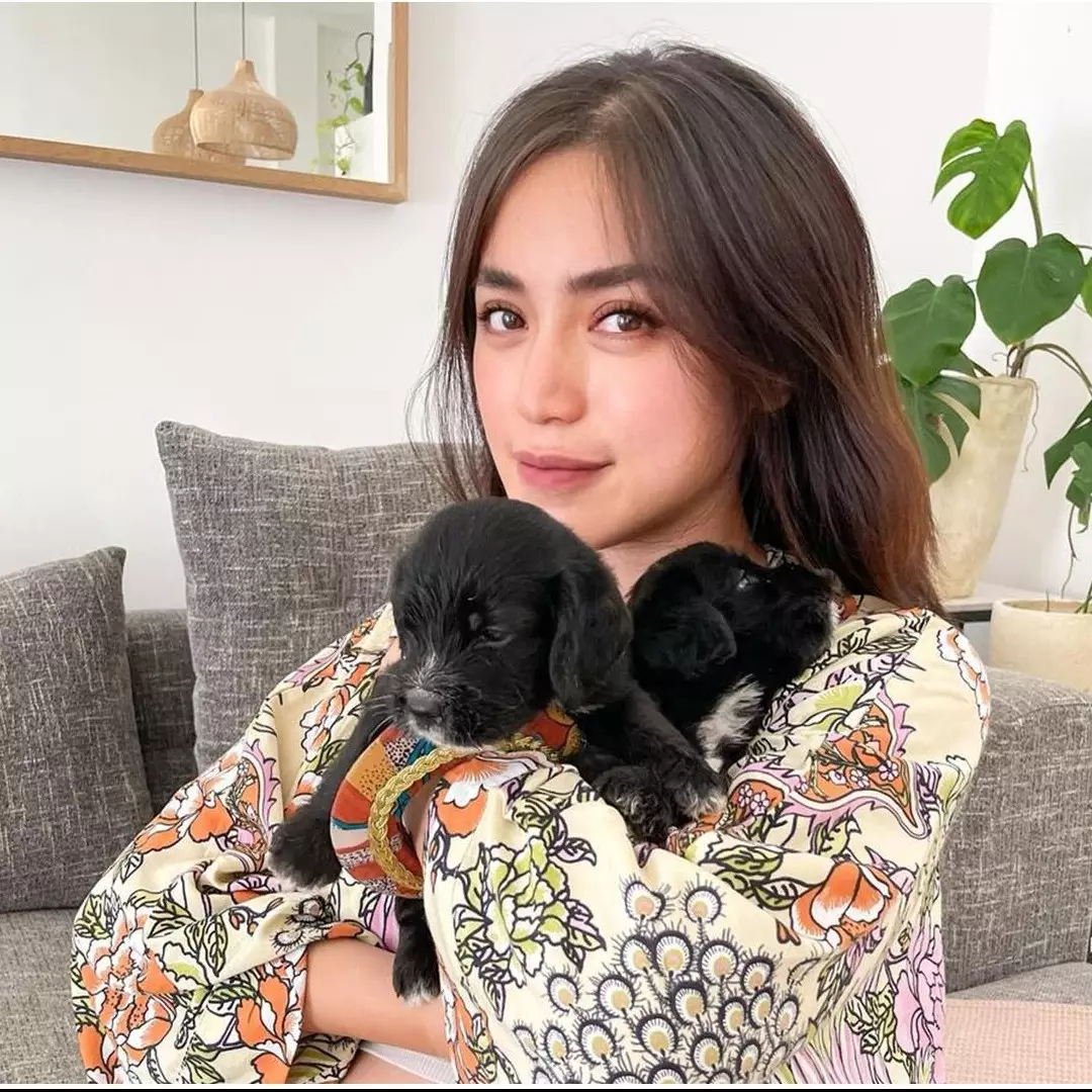 8 Potret Jessica Iskandar positif Omicron saat hamil, dilarikan ke RS