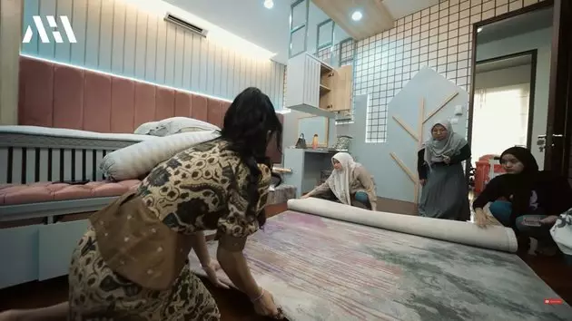 Momen Krisdayanti bantu Aurel bersihkan kamar bayi © YouTube Momen Krisdayanti bantu Aurel bersihkan kamar bayi © YouTube