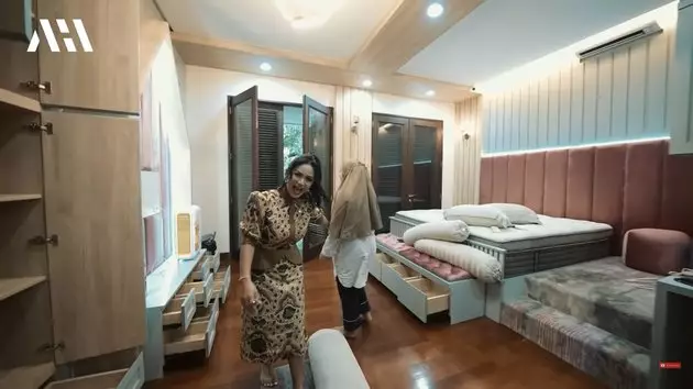 Momen Krisdayanti bantu Aurel bersihkan kamar bayi © YouTube Momen Krisdayanti bantu Aurel bersihkan kamar bayi © YouTube